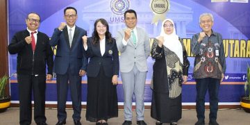 Dr Agustina berfoto bersama Promotor, Ko-promotor dan Penguji.