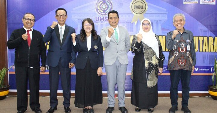 Dr Agustina berfoto bersama Promotor, Ko-promotor dan Penguji.