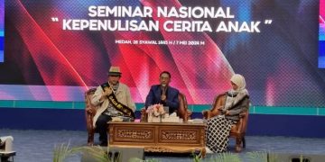 Gol A Gong Berbagi Tips Menulis Cerita Anak di UMSU