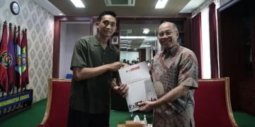 Ngampus Lagi Usai Laga Piala Asia U-23, Rizky Ridho Terima Bonus dari Rektor UM Surabaya