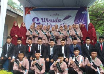 Wisuda Santri Angkatan ke-4 PontrenMu Aasyiqul Qur’an Sirampog Berlangsung Syahdu