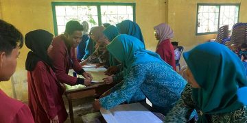 Gemakan Ekonomi Kreatif, Mahasiswa KKN Muhammadiyah OKU Timur Adakan Pelatihan Membatik