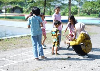 PPK Ormawa HMPS PGSD Sukses Meriahkan Pasar Blumbang #15 dengan Stand Permainan Tradisional