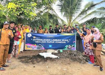 15 Inovator Muda HIMAGRI UMSU Gelar Bimtek Pengolahan Limbah Ikan Jadi Pupuk Kompos di Desa Tanjung Rejo