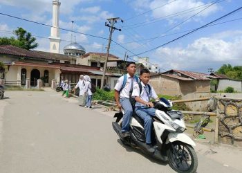 Titi Pasar Bawah Membahayakan Pengguna Jalan, Tak Kunjung Diperbaiki