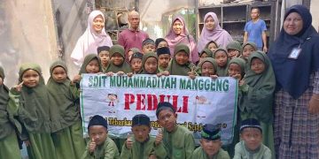 “SDIT Muhammadiyah Manggeng Peduli” Bantu Korban Kebakaran di Gampong Seunelop