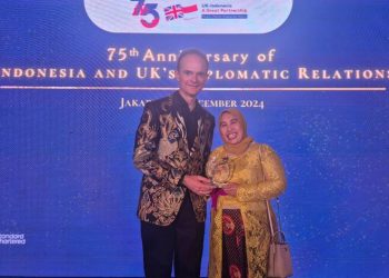 Hening Parlan Terima Penghargaan “Planet Award” dari Kedubes Inggris