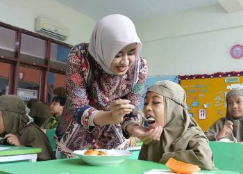 Kunjungi SDM 1 Solo, Wawali Solo Terpilih Sempat Menyuapi Siswa