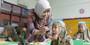 Kunjungi SDM 1 Solo, Wawali Solo Terpilih Sempat Menyuapi Siswa