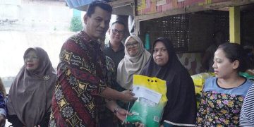 Semakin “Tegaskan Pengabdian”, Fakultas Hukum UMSU Serahkan Bantuan kepada Masyarakat Korban Banjir