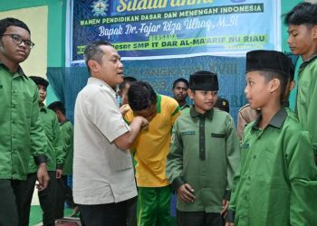 Kunjangan Wamendikdasmen Fajar di SMP IT Dar Ma’arif NU Riau Disambut Marawis