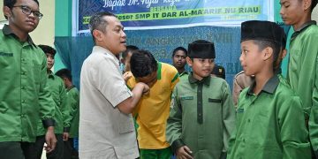 Kunjangan Wamendikdasmen Fajar di SMP IT Dar Ma’arif NU Riau Disambut Marawis