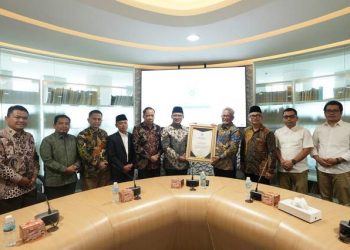 Dukung Pengembangan AUM, Ketum PP Muhammadiyah Beri Penghargaan kepada Dirut Holding Perkebunan Nusantara