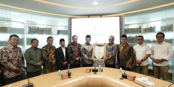 Dukung Pengembangan AUM, Ketum PP Muhammadiyah Beri Penghargaan kepada Dirut Holding Perkebunan Nusantara