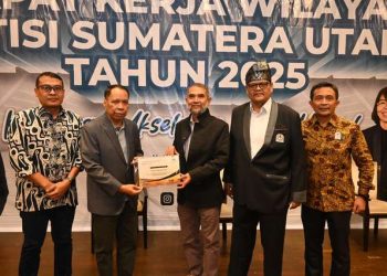Rektor UMSU Terima Award “Best Inspiring Leader” APTISI Sumut