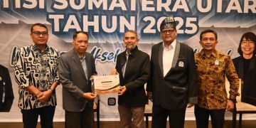 Rektor UMSU Terima Award “Best Inspiring Leader” APTISI Sumut