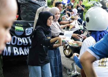 Konvoi Persib Juara Liga 1, UM Bandung Bagikan 3.000 Paket Makanan kepada Ribuan Bobotoh 