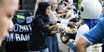 Konvoi Persib Juara Liga 1, UM Bandung Bagikan 3.000 Paket Makanan kepada Ribuan Bobotoh 