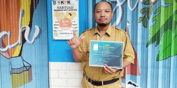 Waka Humas Terima Sertifikat Penulis Buku