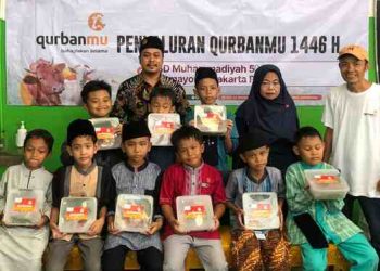 Terima Daging Segar Kurban dari Lazismu dan Telkom Grup, Siswa dan Guru SD Muhammadiyah 50 Pancarkan Senyum Merekah
