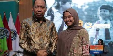 Tersentuh Penampilan Monolog “Ibu”, Rektor UMSU Beri Beasiswa kepada Mutiara