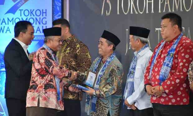 Ketua PWM Jateng Tafsir Raih Penghargaan Tokoh Pamomong Jawa Tengah