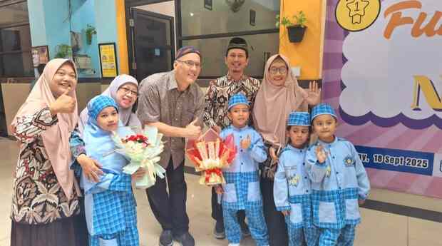 Serunya Siswa SD Muhlas Belajar Fun English with Native Bersama Mr Anson