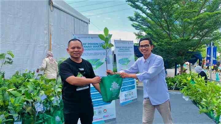 Ribuan Pohon Buah Dibagikan di UM Bandung, Milad Muhammadiyah Hadirkan Suasana Hijau