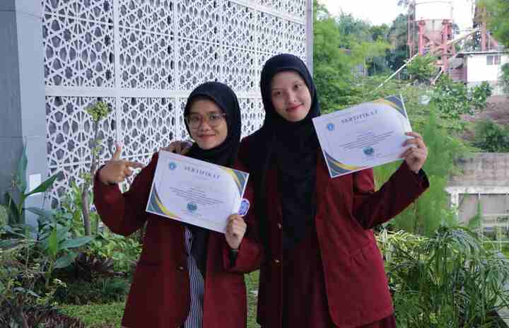 Angkat Tema Fenomena Curhat dengan AI, Artikel Karya Mahasiswa UM Bandung Raih Juara Lomba Artikel Ilmiah