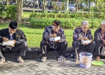 Kiai Pengelola Harta Miliaran yang Sarapan di Pinggir Jalan: Kisah KH Abdul Hakam Mubarok