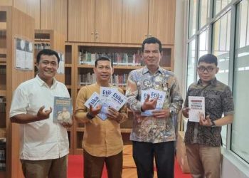 Milad ke-113 Muhammadiyah, Pojok Baca FH UMSU Terima Wakaf Buku “Etika di Jalan Raya”