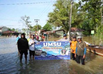 Aksi Peduli UMSU Tembus Desa Terisolir Banjir di Tanjungpura Gunakan Sampan Nelayan