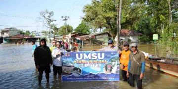 Aksi Peduli UMSU Tembus Desa Terisolir Banjir di Tanjungpura Gunakan Sampan Nelayan