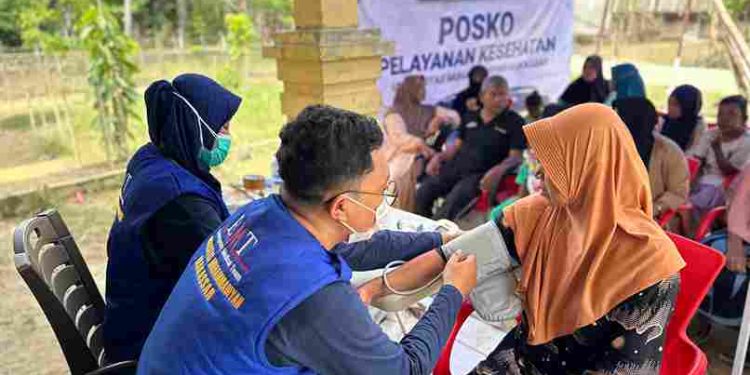 EMT~MDMC Unismuh Makassar Layani Penyintas Banjir di Aceh Tamiang