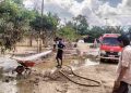 Pasca bencana banjir dan longsor ICMI Aceh gerak cepat dalam membersihkan rumah ibadah di Aceh Timur. (📸 Rizki Maulizar)