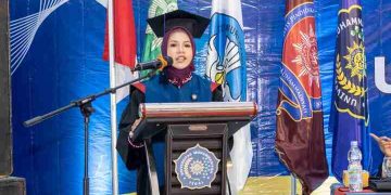 Dari Penjual Ikan ke Panggung Wisuda, Kisah Haru Mahasiswa Terbaik TMU
