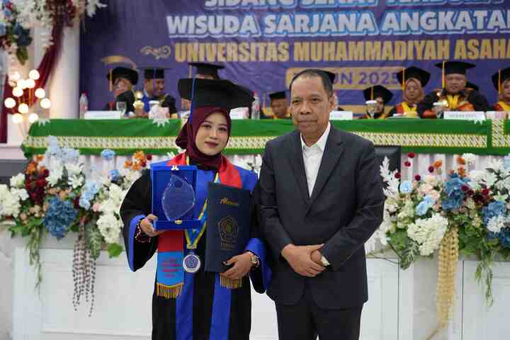 Rektor UMSU Beri Beasiswa Alumni Terbaik Umas