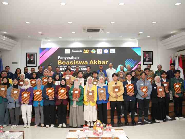 FSPPG K-Sarbumusi Serahkan Beasiswa untuk Anak Anggota