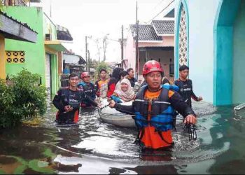 Banjir Landa Pekalongan, Relawan Muhammadiyah Evakuasi Warga dengan Cepat dan Sigap!
