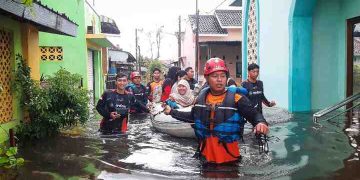 Banjir Landa Pekalongan, Relawan Muhammadiyah Evakuasi Warga dengan Cepat dan Sigap!