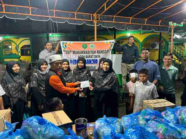 Tembus Longsor Demi Kemanusiaan, Tim SDIT Muhammadiyah Manggeng PEDULI Salurkan Bantuan untuk Korban Banjir di Rikit Gaib Gayo Lues