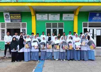 Pemuda Muhammadiyah Simeulue Bersama BSI Maslahat Salurkan Paket Pendidikan