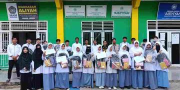 Pemuda Muhammadiyah Simeulue Bersama BSI Maslahat Salurkan Paket Pendidikan