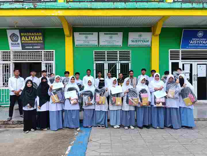Pemuda Muhammadiyah Simeulue Bersama BSI Maslahat Salurkan Paket Pendidikan