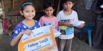 Bantu Penyintas Banjir di Sawang, Lazismu Aceh Utara Bagikan Ratusan Paket Berbuka