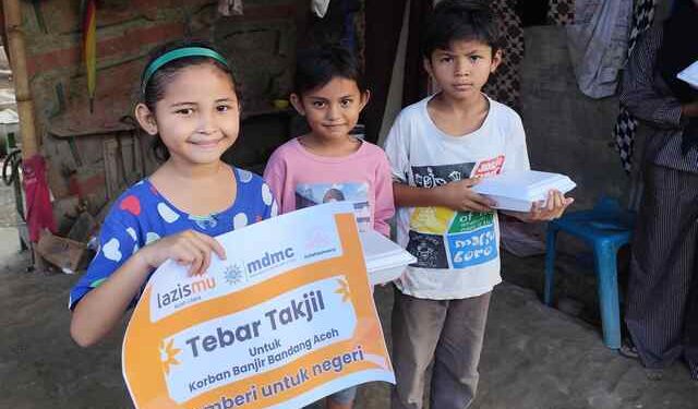 Bantu Penyintas Banjir di Sawang, Lazismu Aceh Utara Bagikan Ratusan Paket Berbuka
