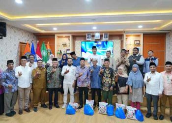 Rektor UMSU Serahkan 1529 Bingkisan Ramadhan 1447 H