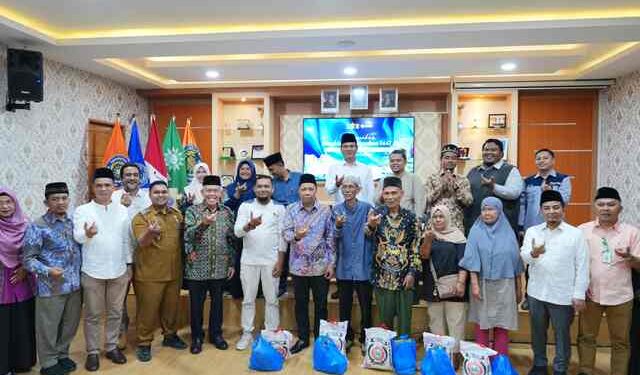 Rektor UMSU Serahkan 1529 Bingkisan Ramadhan 1447 H