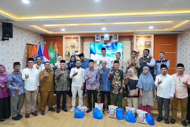 Rektor UMSU Serahkan 1529 Bingkisan Ramadhan 1447 H