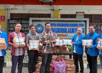Dekan FISIP UMSU, Dr. Arifin Saleh, M.SP, didampingi Wakil Dekan I Dr. Abrar Adhani, S.Sos., M.I.Kom dan pimpinan program studi menyerahkan 257 pasang baju baru lebaran yang akan disalurkan untuk anak-anak di Desa Babo dan sekitarnya, Kecamatan Bandar Pusaka, Aceh Tamiang, di halaman kampus FISIP UMSU, Kamis sore (5/3).